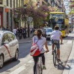 touristen op de fiets in madrid