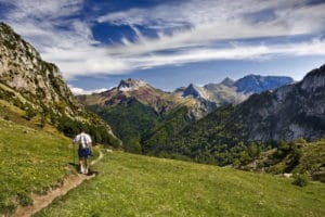 Een wandelende man in de Pyreneeën in Spanje