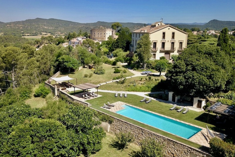Catalonie vakantie resort groene vallei en zwembad