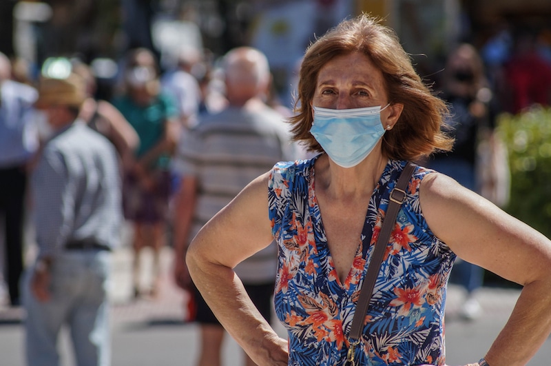 vrouw met mondkapje op in Madrid